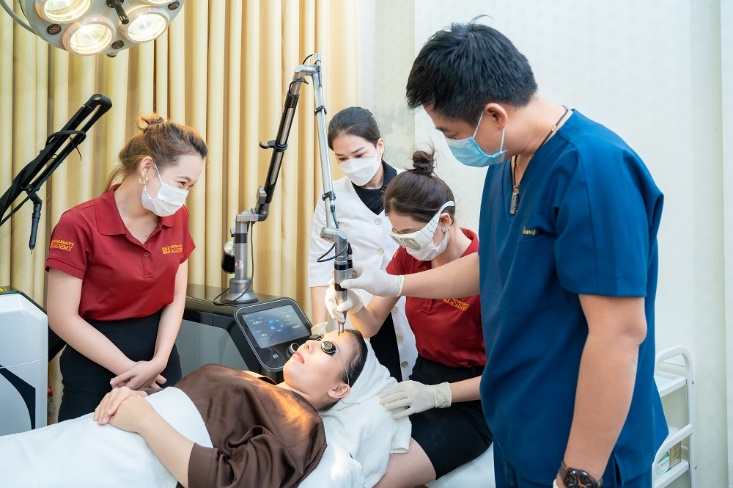 Tham khảo 4 tiêu chí giúp bạn chọn được nơi đào tạo thẩm mỹ uy tín, chuẩn quốc tế - Ảnh 2.