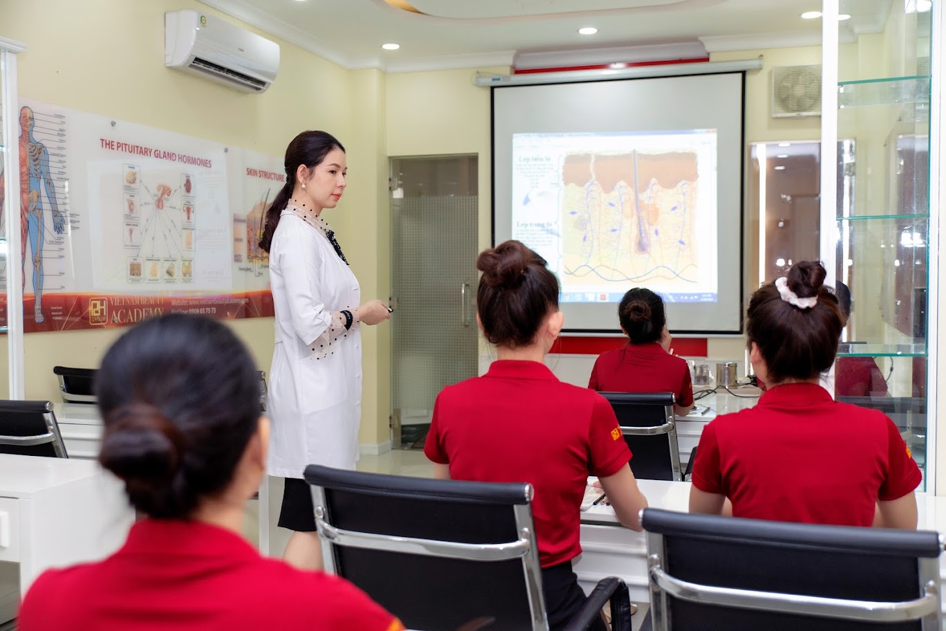 Tham khảo 4 tiêu chí giúp bạn chọn được nơi đào tạo thẩm mỹ uy tín, chuẩn quốc tế - Ảnh 3.
