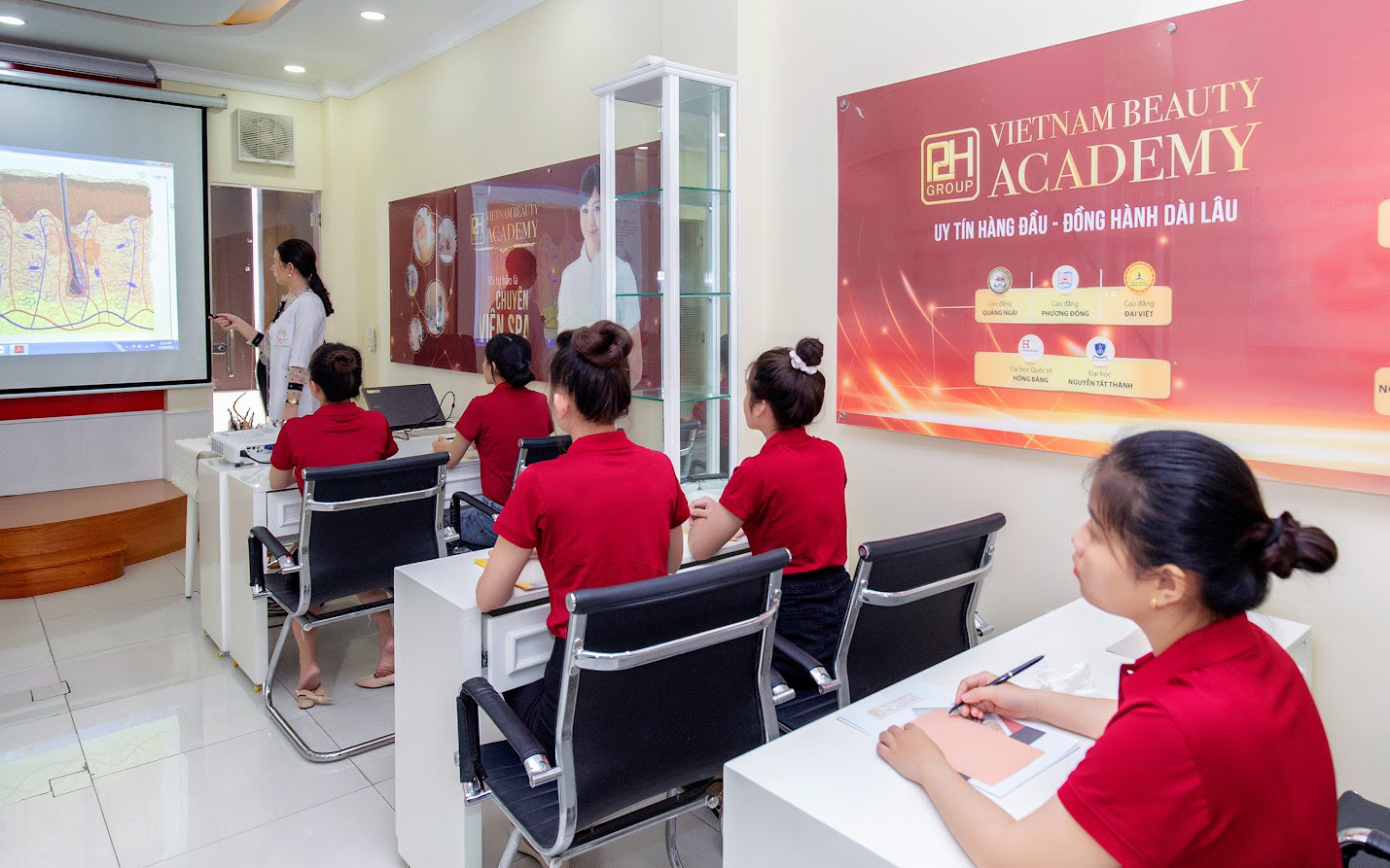 Tham khảo 4 tiêu chí giúp bạn chọn được nơi đào tạo thẩm mỹ uy tín, chuẩn quốc tế