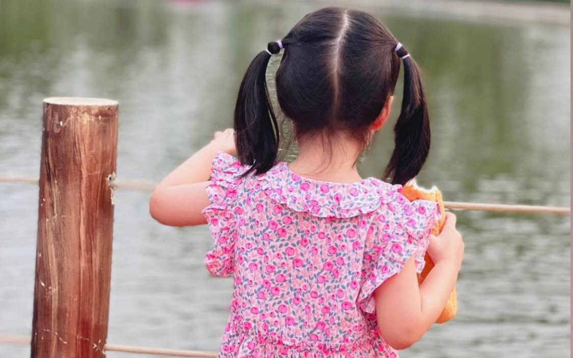 Con gái Hoa hậu Đặng Thu Thảo diện chiếc đầm siêu xinh, mách các mẹ loạt item hoa nhí cực yêu cho mùa hè này
