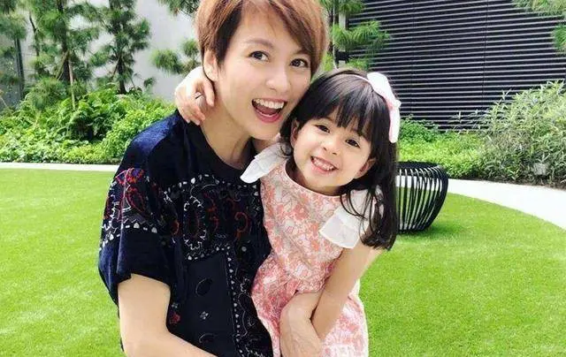 Con gái lai Tây 5 tuổi của nữ diễn viên Hồng Kông quá xinh đẹp khiến cư dân mạng thốt lên: “Gen bố quá mạnh” - Ảnh 6.