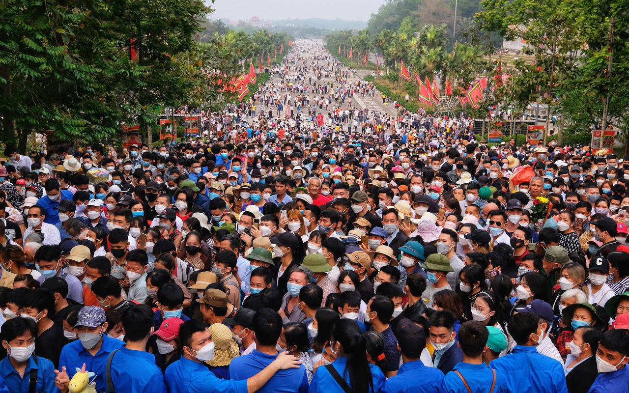 "Dù ai đi ngược về xuôi, nhớ ngày Giỗ Tổ mùng 10 tháng 3": Hàng vạn người dân dâng hương nhớ về nguồn cội