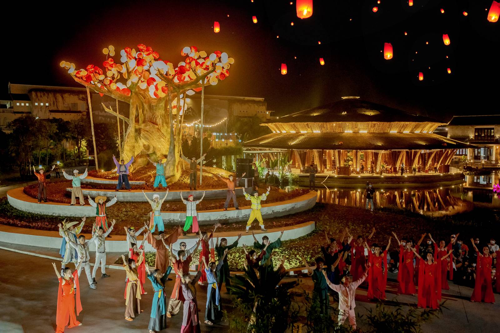 Ấn tượng đêm lễ hội Thả thiên đăng tại Đảo Ký Ức Hội An - Ảnh 2.