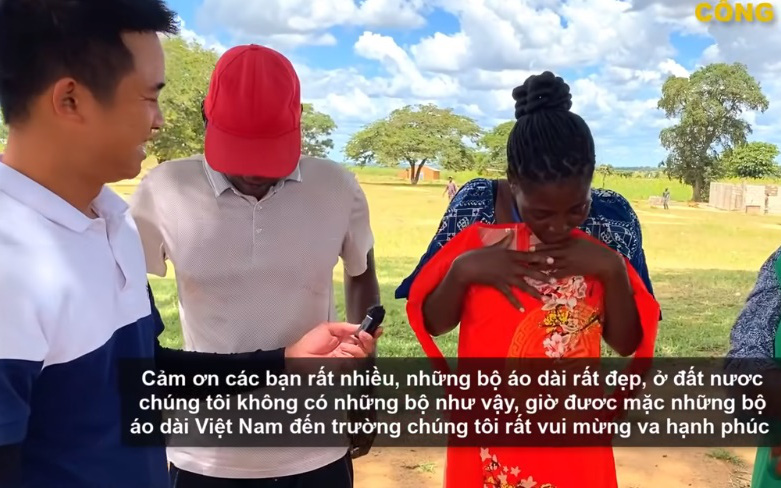 Team Quang Linh Vlogs mang áo dài sang châu Phi, xúc động với lời chia sẻ của các cô giáo khi mặc quốc phục Việt Nam