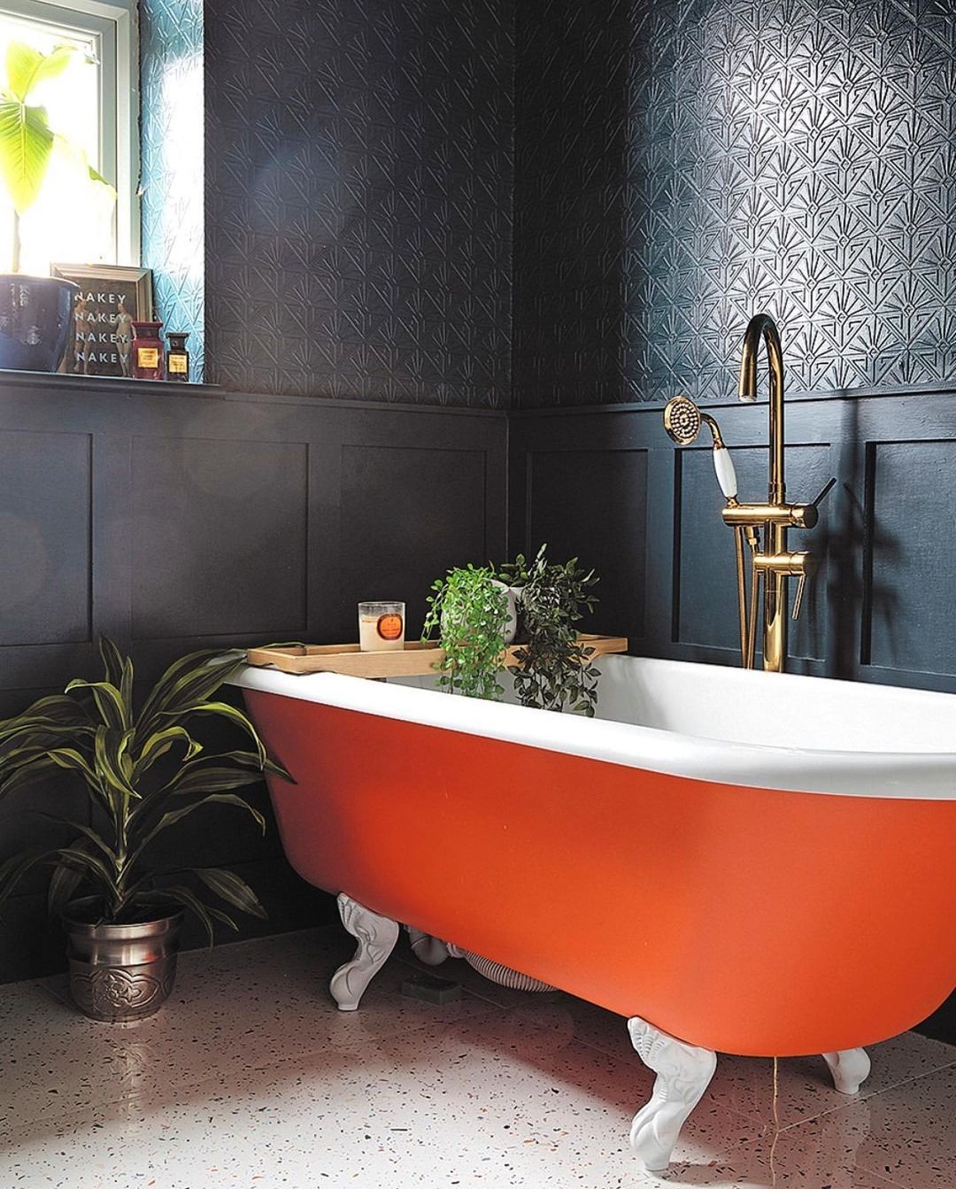 Cho căn phòng tắm gia đình thêm phần rực rỡ với điểm nhấn là chiếc bồn tắm đầy màu sắc - Ảnh 1.