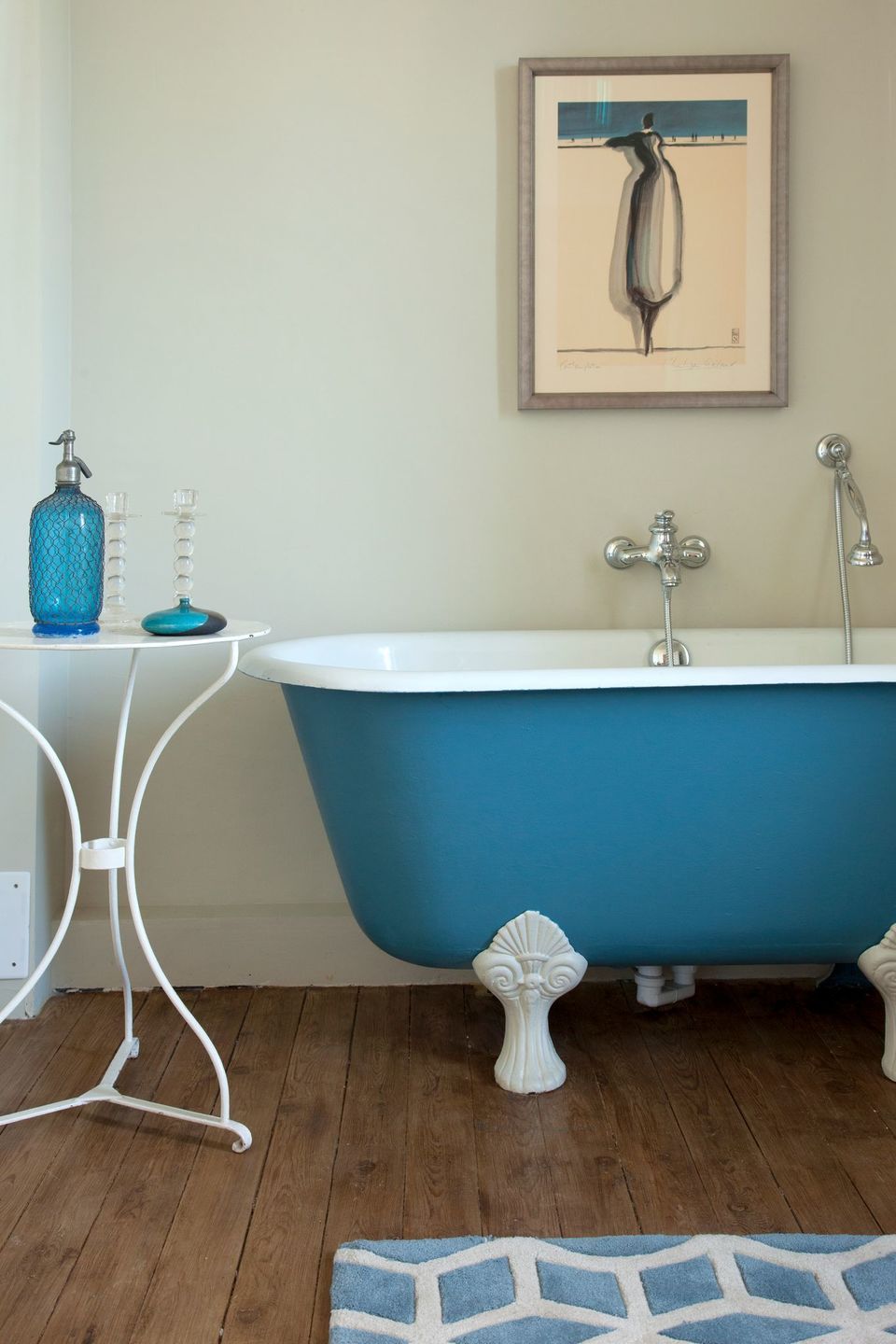 Cho căn phòng tắm gia đình thêm phần rực rỡ với điểm nhấn là chiếc bồn tắm đầy màu sắc - Ảnh 9.