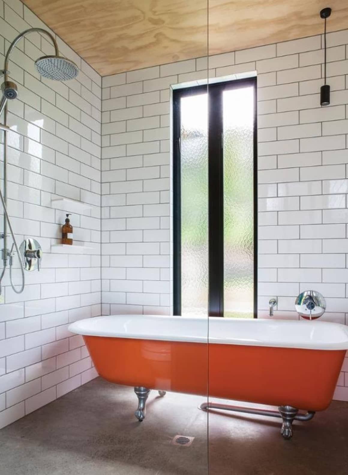 Cho căn phòng tắm gia đình thêm phần rực rỡ với điểm nhấn là chiếc bồn tắm đầy màu sắc - Ảnh 10.