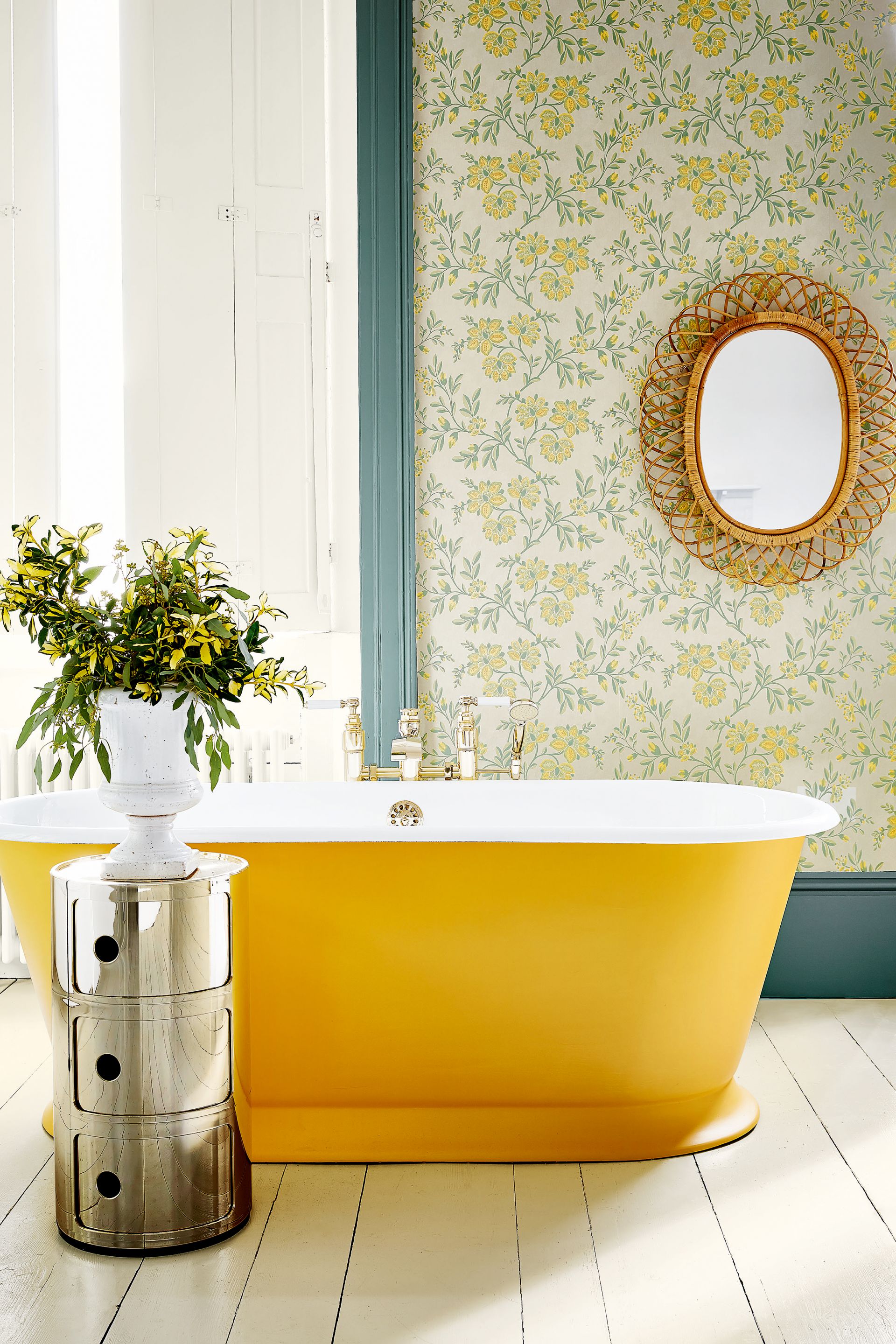 Cho căn phòng tắm gia đình thêm phần rực rỡ với điểm nhấn là chiếc bồn tắm đầy màu sắc - Ảnh 13.