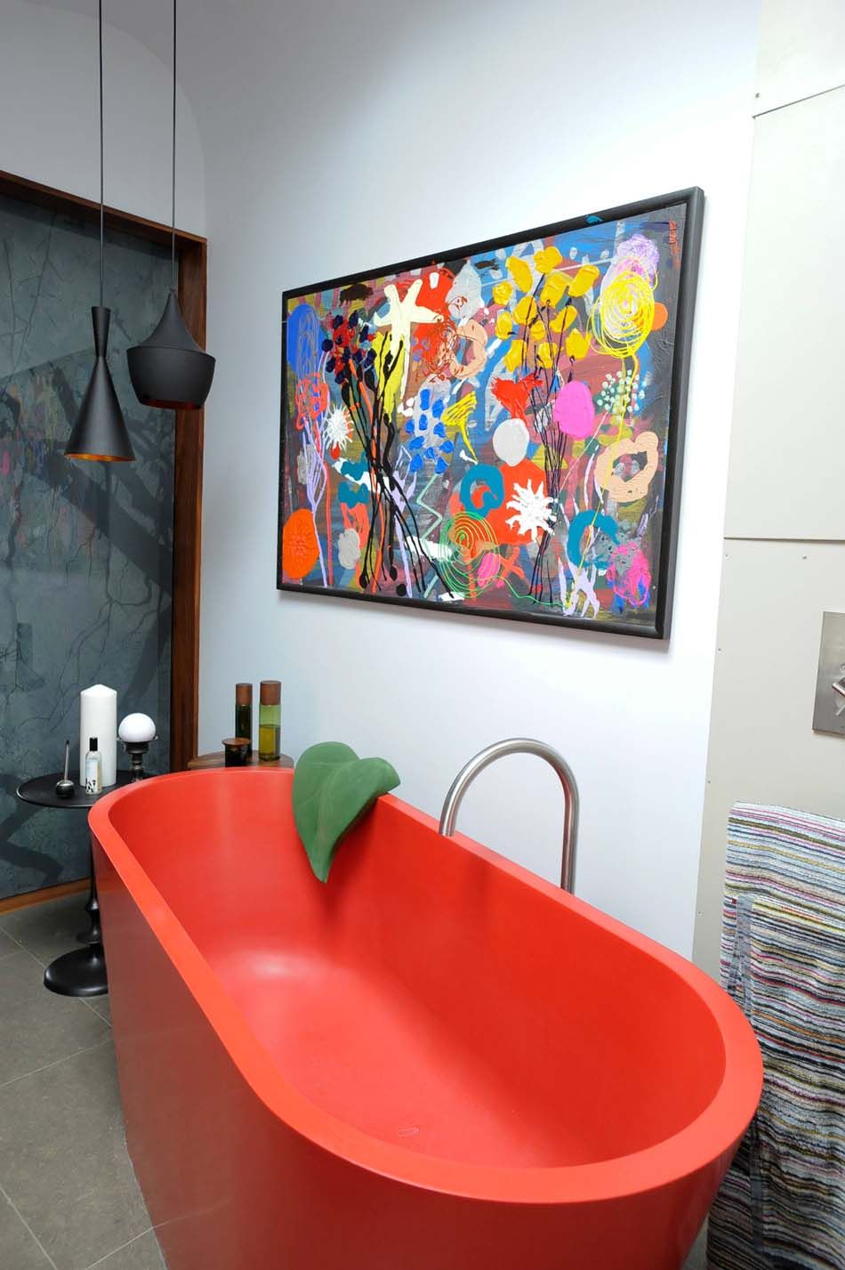 Cho căn phòng tắm gia đình thêm phần rực rỡ với điểm nhấn là chiếc bồn tắm đầy màu sắc - Ảnh 14.