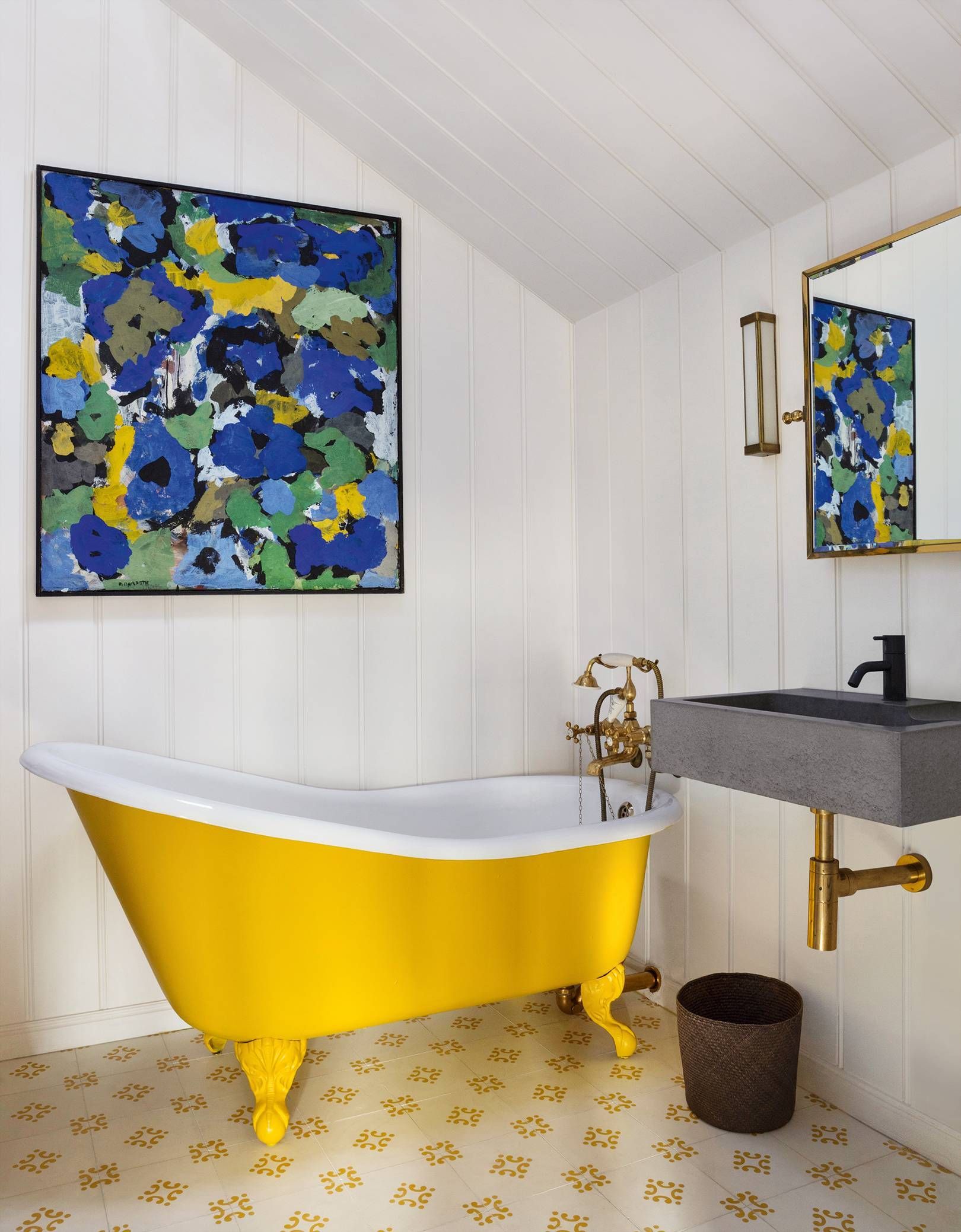 Cho căn phòng tắm gia đình thêm phần rực rỡ với điểm nhấn là chiếc bồn tắm đầy màu sắc - Ảnh 2.