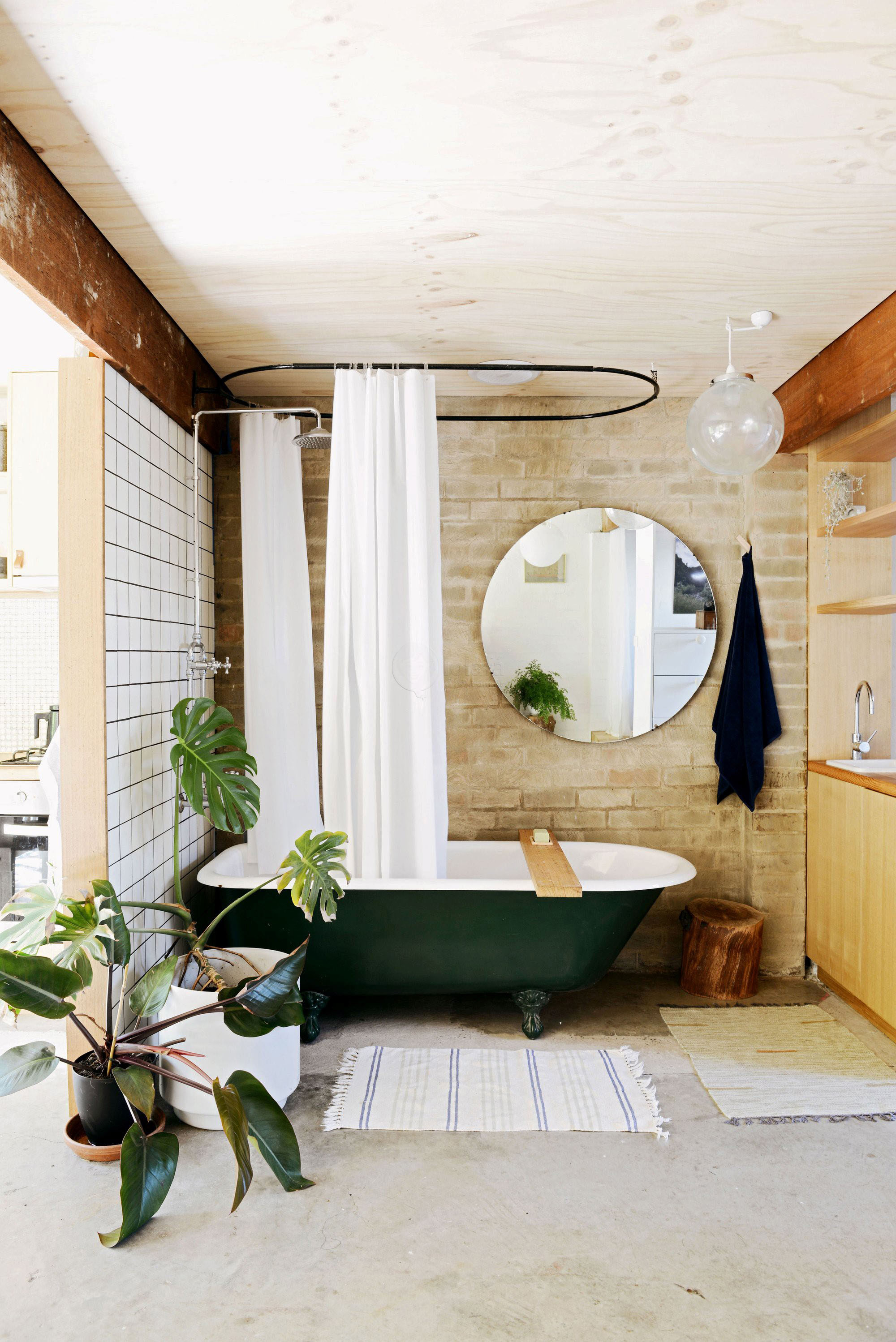 Cho căn phòng tắm gia đình thêm phần rực rỡ với điểm nhấn là chiếc bồn tắm đầy màu sắc - Ảnh 3.