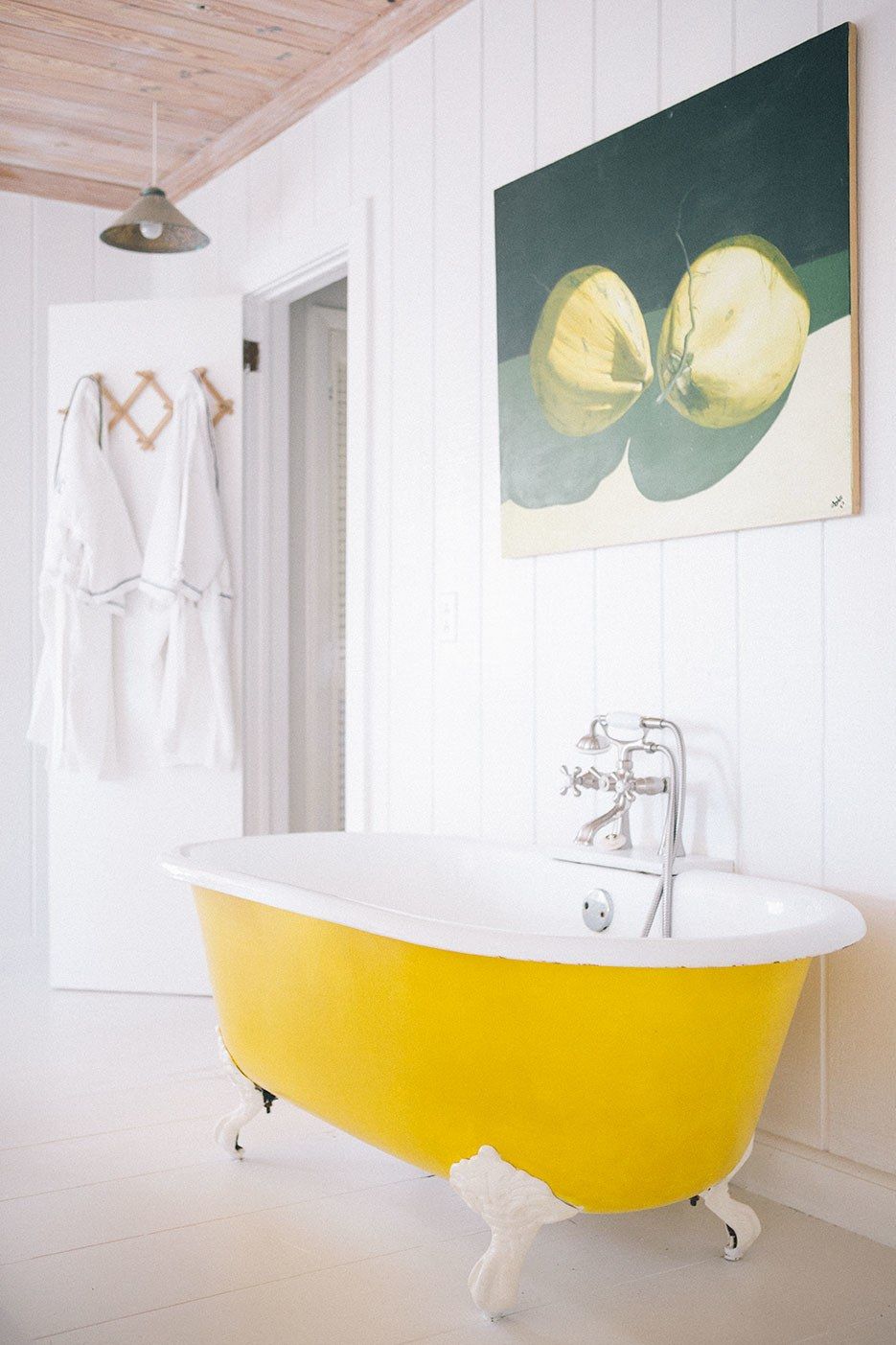 Cho căn phòng tắm gia đình thêm phần rực rỡ với điểm nhấn là chiếc bồn tắm đầy màu sắc - Ảnh 4.