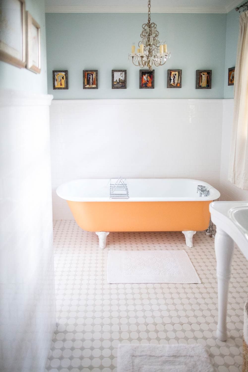 Cho căn phòng tắm gia đình thêm phần rực rỡ với điểm nhấn là chiếc bồn tắm đầy màu sắc - Ảnh 7.