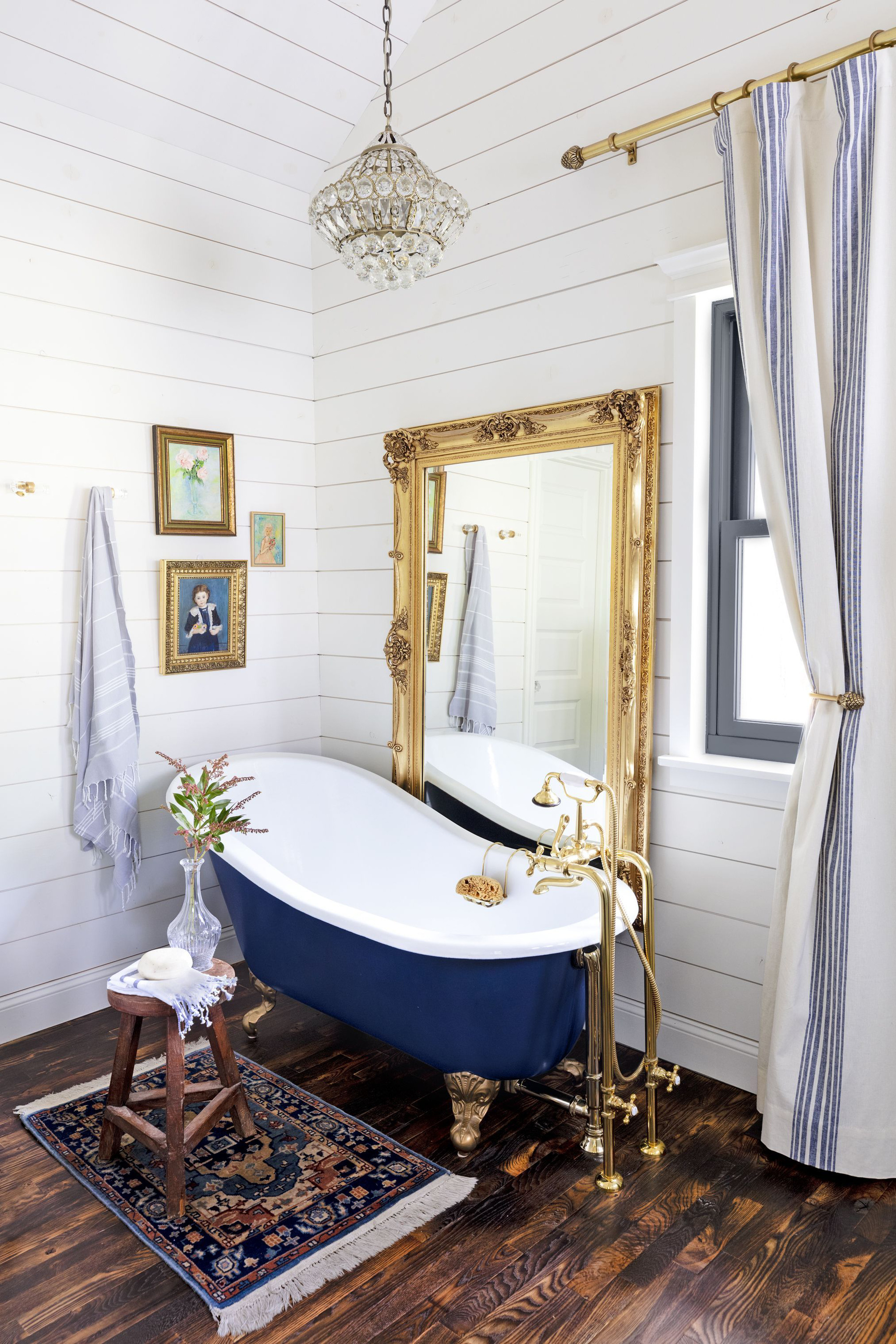 Cho căn phòng tắm gia đình thêm phần rực rỡ với điểm nhấn là chiếc bồn tắm đầy màu sắc - Ảnh 8.
