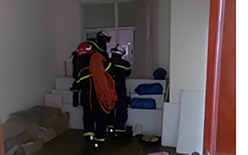 Hà Nội: Giải cứu nam sinh cầm dao cố thủ trong phòng, định nhảy từ tầng 19 chung cư tự tử