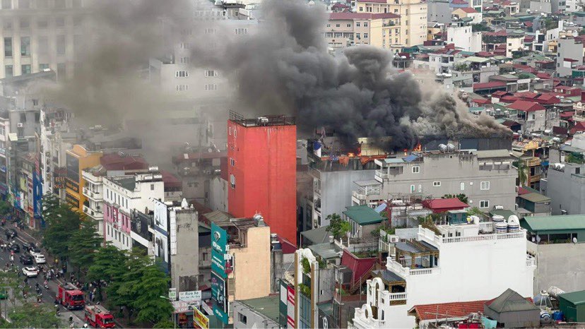 Hà Nội: Cháy tiệm massage trên phố Đê La Thành, nhân viên hoảng hốt bỏ chạy - Ảnh 1.