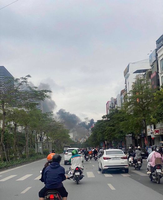 Hà Nội: Cháy tiệm massage trên phố Đê La Thành, nhân viên hoảng hốt bỏ chạy - Ảnh 4.