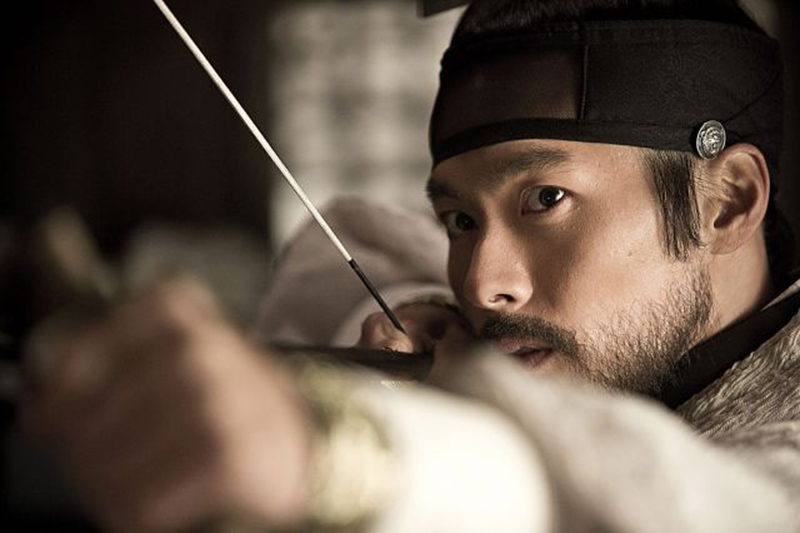 Không nhận ra Hyun Bin với gương mặt râu ria xồm xoàm, tạo hình cổ trang đầy khí chất quân vương - Ảnh 6.