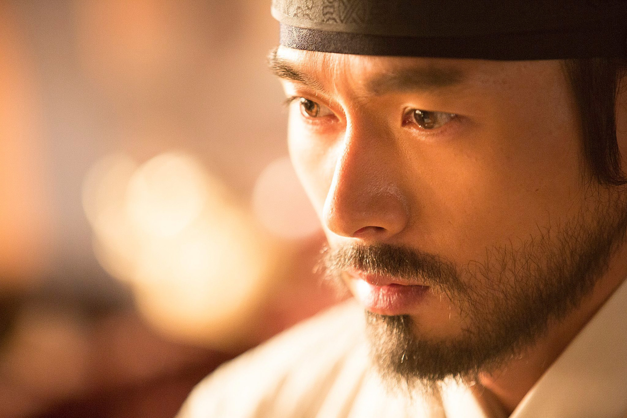 Không nhận ra Hyun Bin với gương mặt râu ria xồm xoàm, tạo hình cổ trang đầy khí chất quân vương - Ảnh 3.