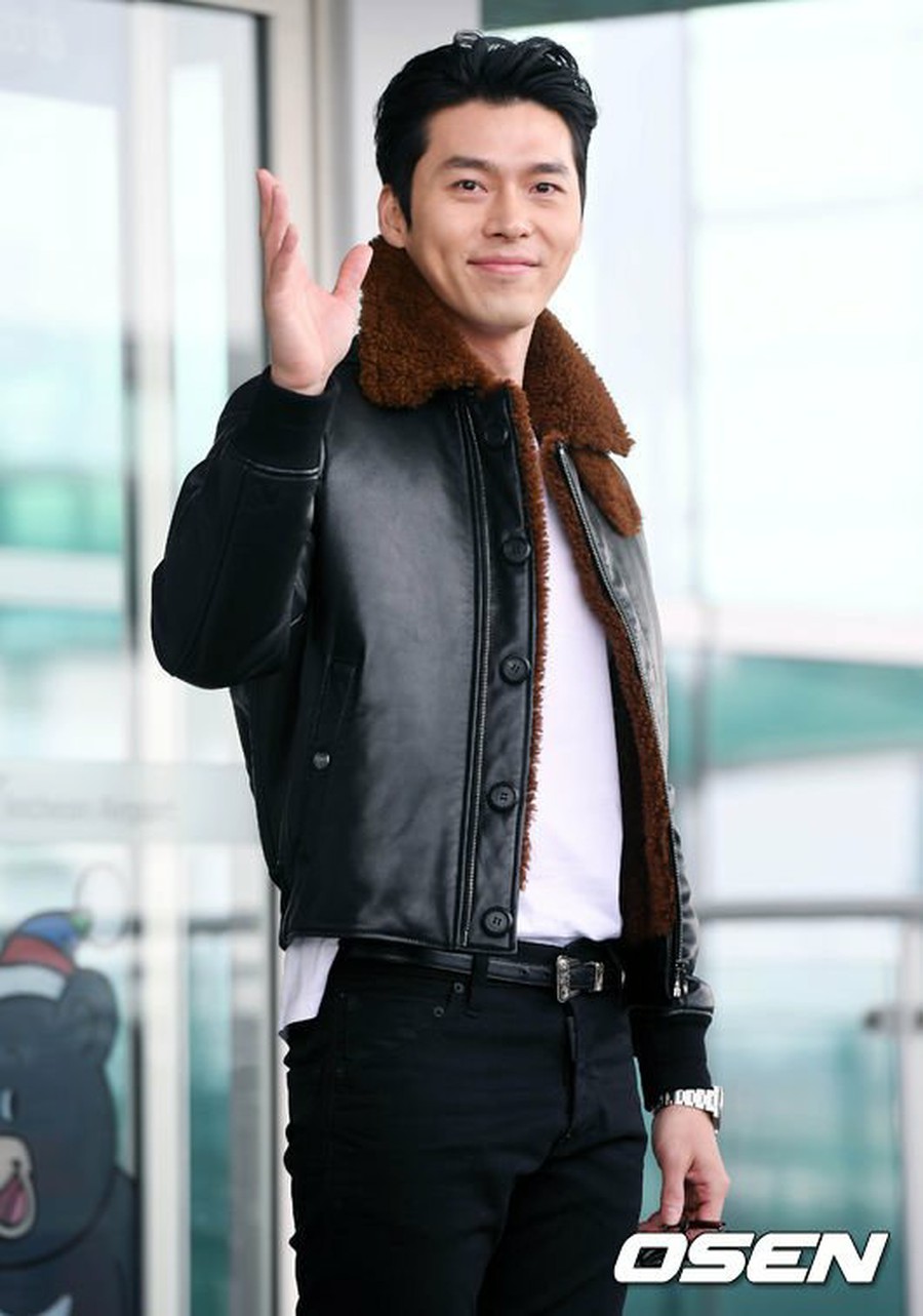 Chẳng cần đi cạnh bà xã Son Ye Jin, Hyun Bin cũng gây bão sân bay không ít lần nhờ ngoại hình 