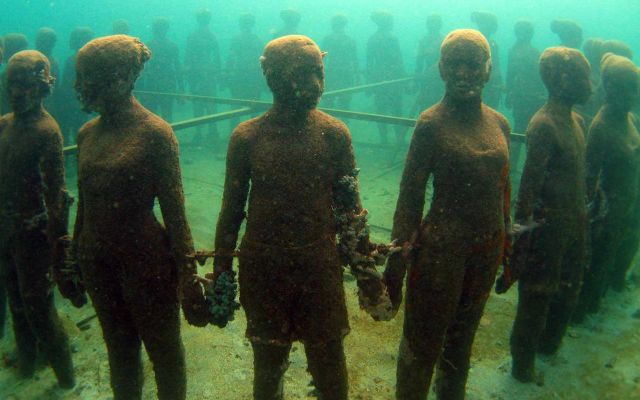 Kỳ lạ công viên dưới đáy đại dương, trưng bày nhiều tác phẩm điêu khắc, càng han gỉ lại càng đặc sắc