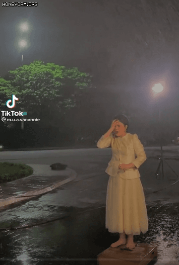 Zoom cận cảnh đứng khóc, mưa vuốt mặt không kịp của NSND Minh Hòa 