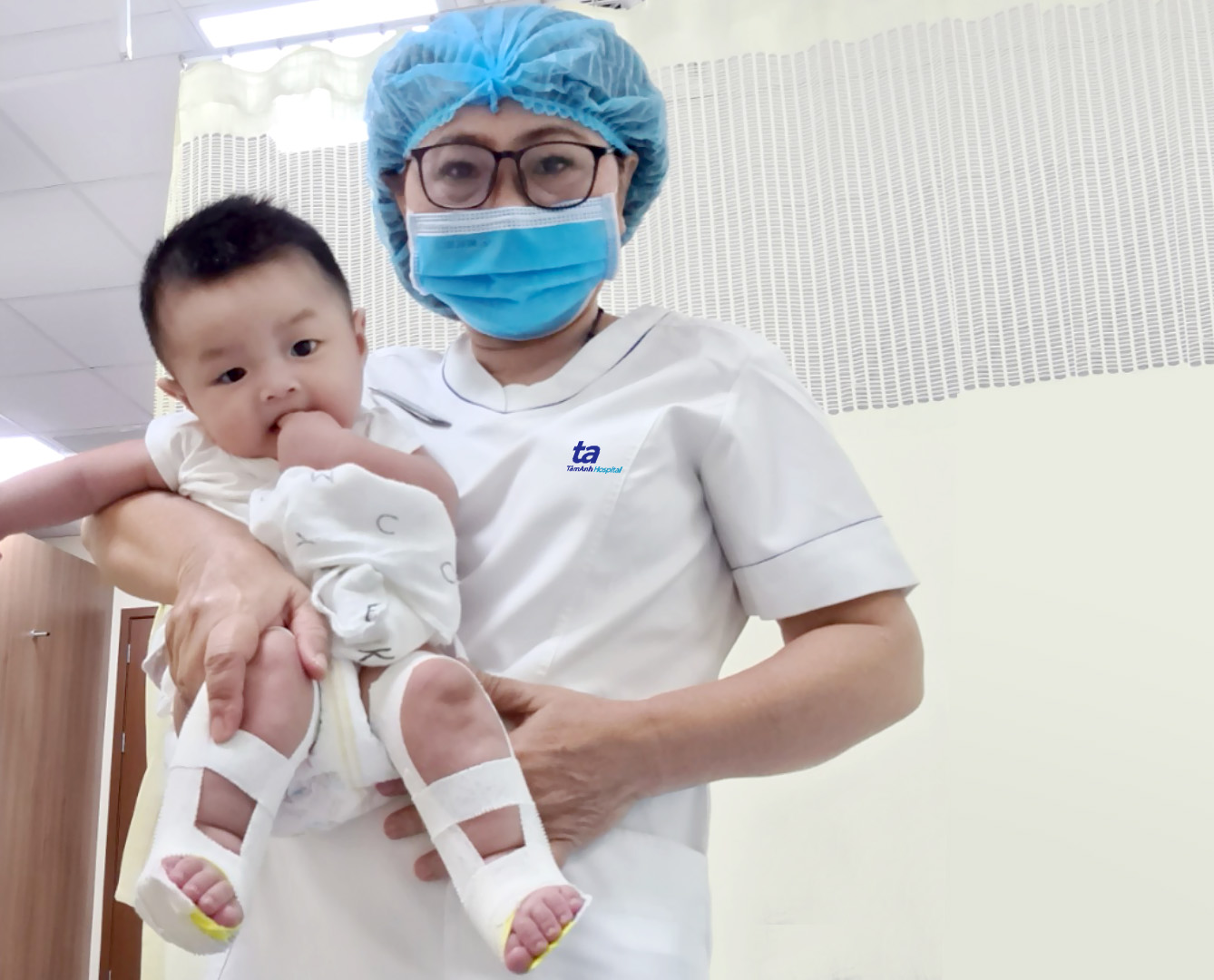 Trị liệu chân khoèo bẩm sinh cho bé sơ sinh - Ảnh 3.