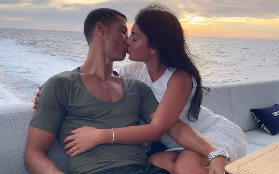 Bạn gái Cristiano Ronaldo: Bị đuổi việc ngay khi lộ chuyện hẹn hò siêu cầu thủ, tưởng đã có "trái ngọt" là cặp song thai nào ngờ phải đón tin dữ mất con