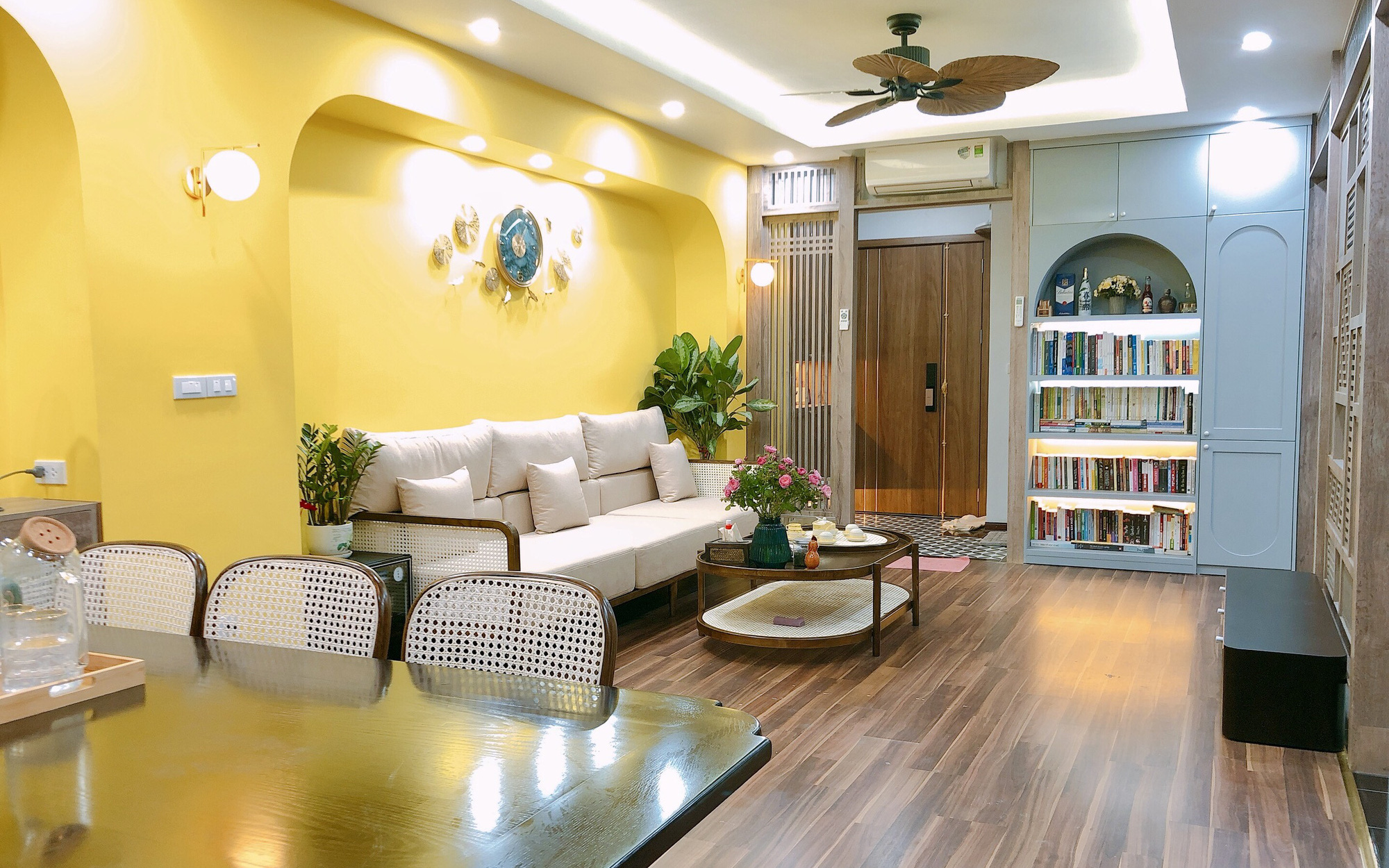 Cặp vợ chồng chi gần 1 tỷ để cải tạo lại căn hộ 138m² ở Hà Nội với gam màu vàng vô cùng bắt mắt