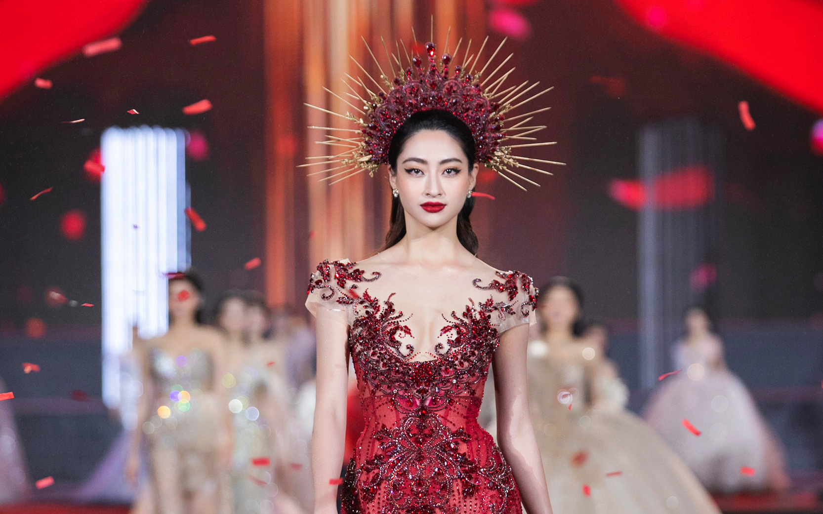 Siêu mẫu Minh Tú và Hoa hậu Tiểu Vy tái diễn màn catwalk song hành tại Miss World Vietnam 2022