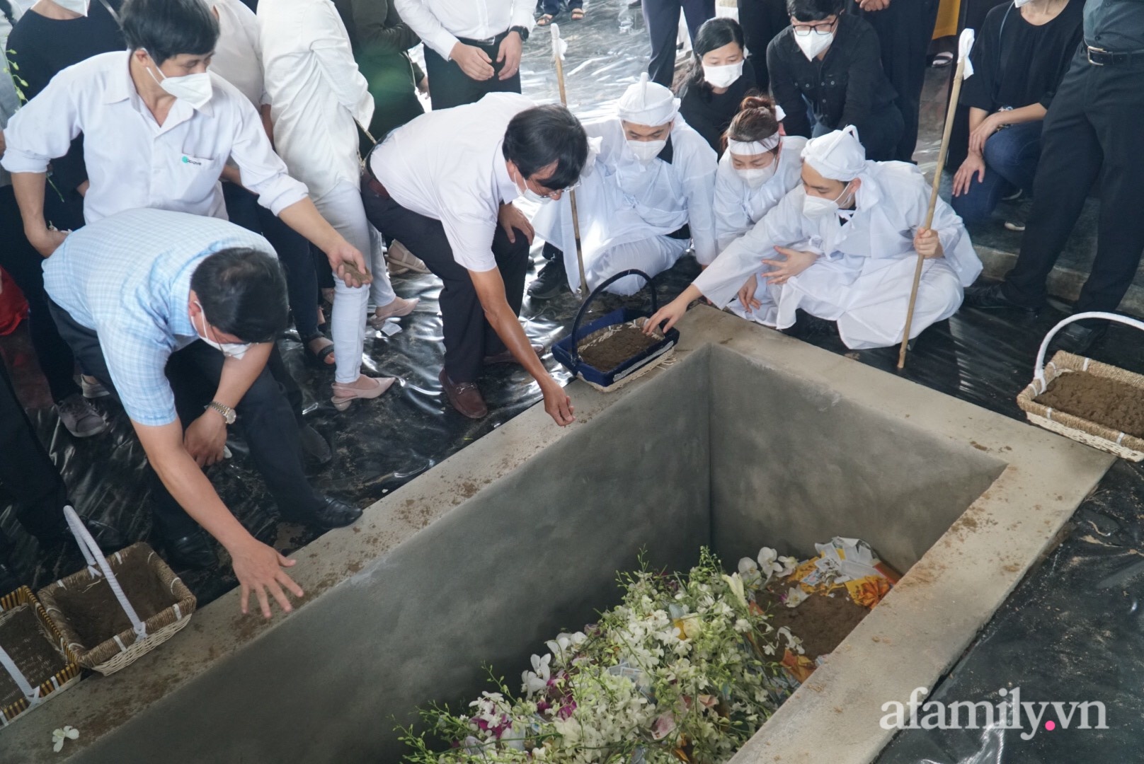 Lễ truy điệu và di quan Phó Chủ tịch UBND TP.HCM Lê Hòa Bình: Thương quý, vĩnh biệt người lãnh đạo tận tâm, người cha mẫu mực - Ảnh 4.