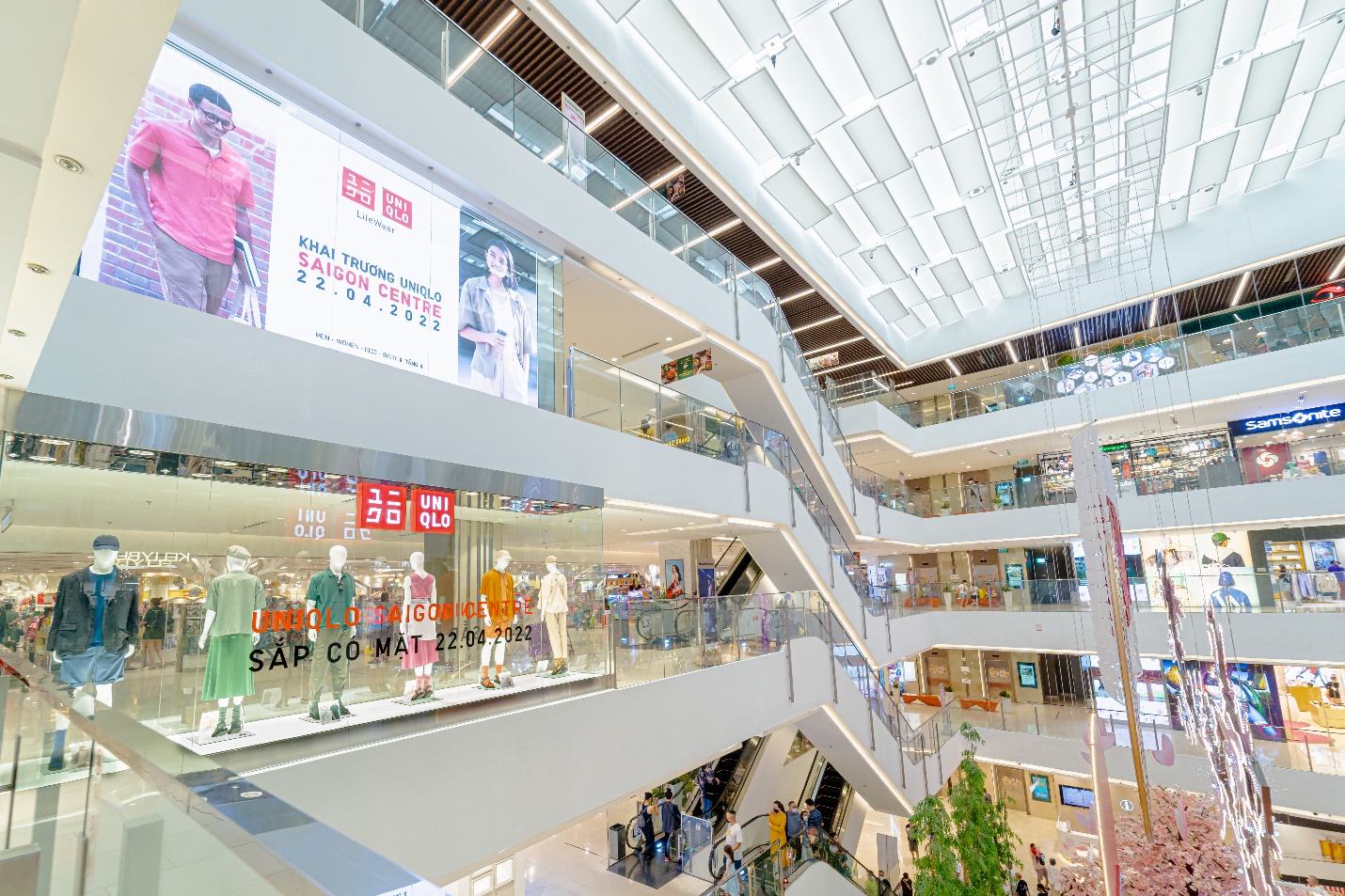 Ít ngày trước khai trương vào 22/4, cửa hàng UNIQLO Saigon Centre chiếm sóng với loạt visual “sang xịn mịn” - Ảnh 2.