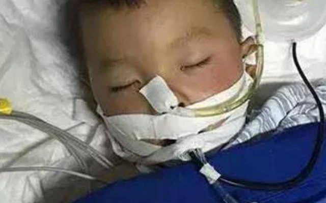Bé trai 10 tuổi hôn mê được đưa đến bệnh viện cấp cứu: Trên bàn để lại MẢNH GIẤY ĐỎ, người mẹ đọc xong khóc sưng cả mắt