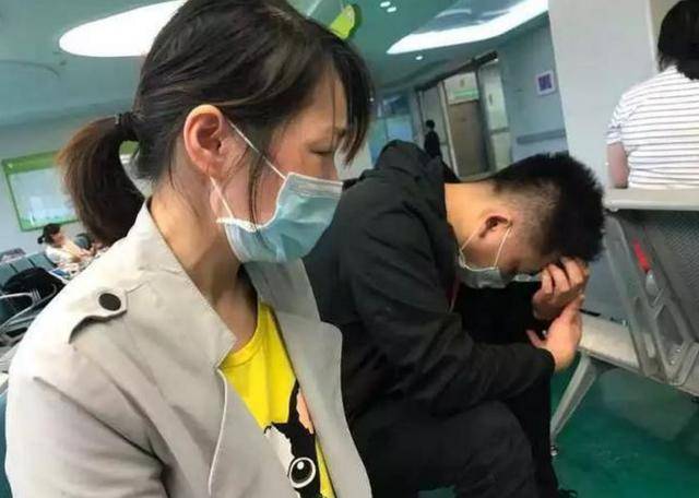 Bé trai 10 tuổi hôn mê được đưa đến bệnh viện cấp cứu, trên bàn để lại MẢNH GIẤY ĐỎ, người mẹ đọc xong khóc sưng cả mắt - Ảnh 2.