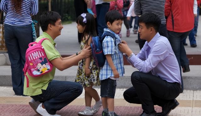 37 phụ huynh đồng loạt làm đơn, mong nhà trường tư vấn cho bé gái 7 tuổi CHUYỂN TRƯỜNG, cư dân mạng nhận xét: Không bênh được - Ảnh 1.