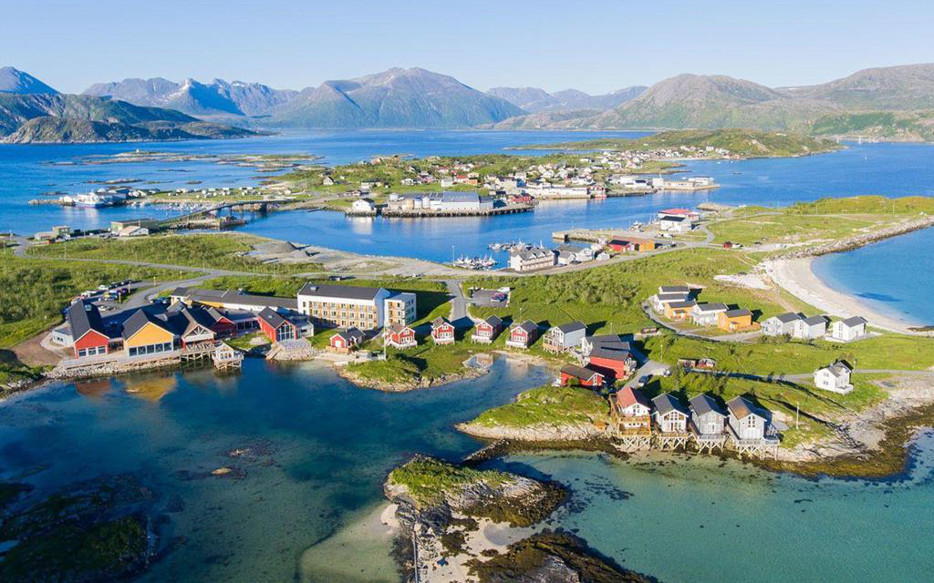 Hòn đảo nhỏ “ngưng đọng thời gian” ở Na Uy: Không có khái niệm ngày - đêm, hơn 350 dân sinh sống nhưng không bao giờ đeo đồng hồ