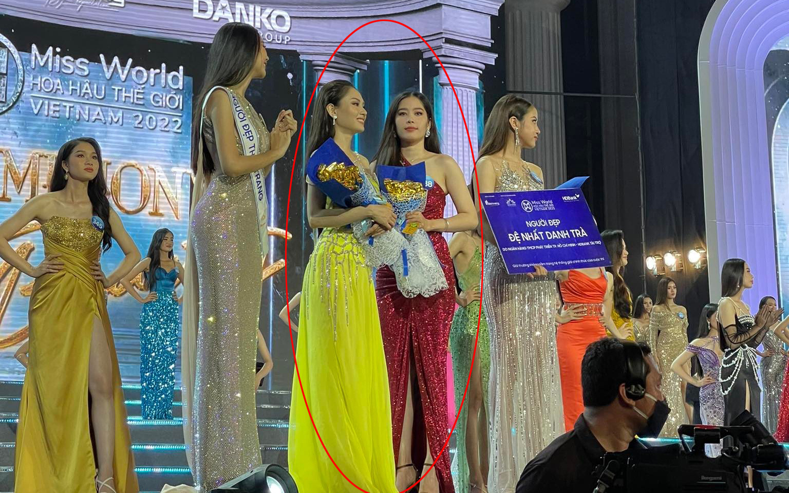 Nam Em gây xôn xao với dáng đứng "lạc quẻ" tại Chung khảo Miss World Vietnam 2022, dù liên tục bị nhân viên nhắc nhở