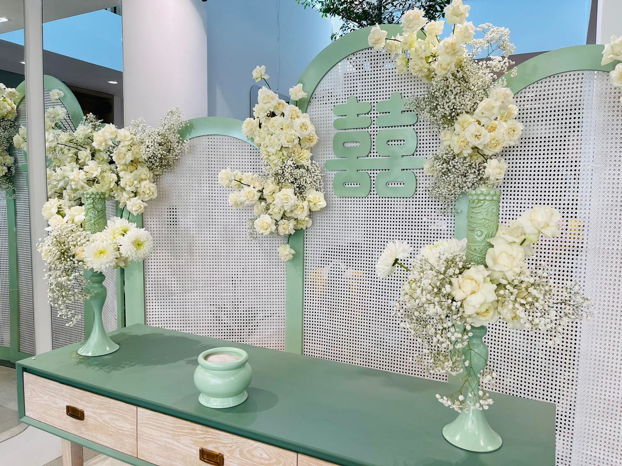 Đám cưới Phương Trinh Jolie - Lý Bình: Nhà riêng trang hoàng đầy hoa tươi, tông màu cưới xanh mint quá xinh - Ảnh 6.
