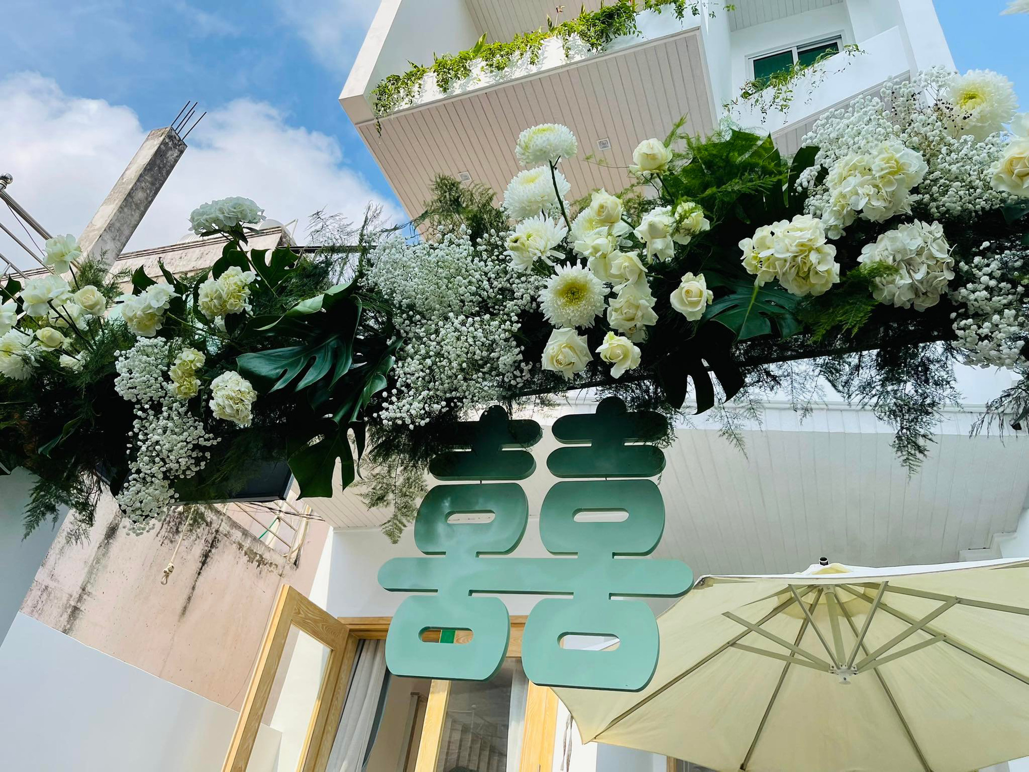 Đám cưới Phương Trinh Jolie - Lý Bình: Nhà riêng trang hoàng đầy hoa tươi, tông màu cưới xanh mint quá xinh - Ảnh 4.