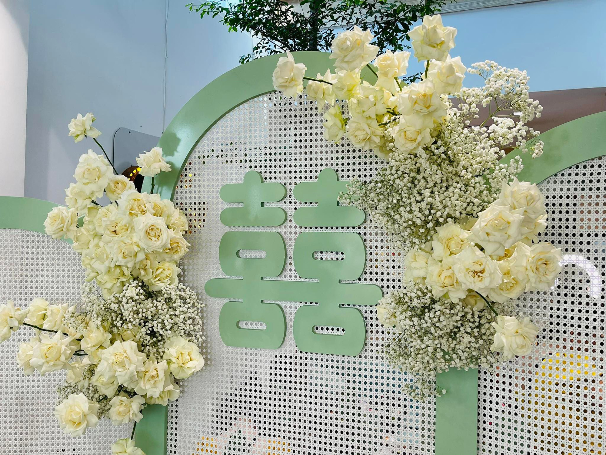 Đám cưới Phương Trinh Jolie - Lý Bình: Nhà riêng trang hoàng đầy hoa tươi, tông màu cưới xanh mint quá xinh - Ảnh 5.