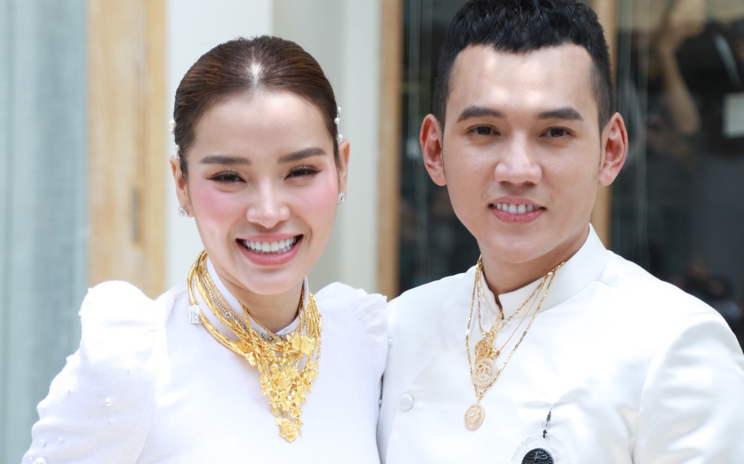 Loạt khoảnh khắc vợ chồng Phương Trinh Jolie - Lý Bình đeo vàng nặng trĩu trong lễ rước dâu, tổng giá trị sính lễ hơn 10 tỷ đồng