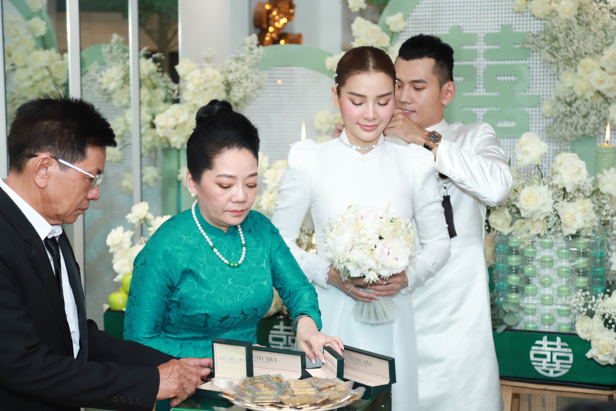 Lễ rước dâu Phương Trinh Jolie - Lý Bình: Cô dâu xúc động bật khóc, chú rể mang sính lễ hơn 100 cây vàng và trang sức 2 tỷ đồng - Ảnh 20.