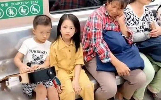 Cách ngồi của 2 em bé trên tàu điện khiến ai nấy xuýt xoa ''chắc chắn đã được giáo dục rất tốt'': 1 đứa trẻ ngoan thường có 3 biểu hiện này 