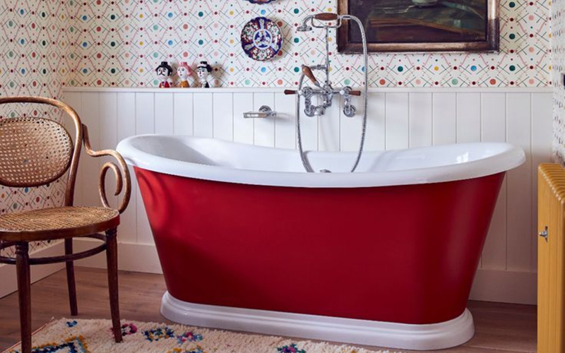 Cho phòng tắm gia đình thêm phần rực rỡ với điểm nhấn là chiếc bồn tắm đầy màu sắc