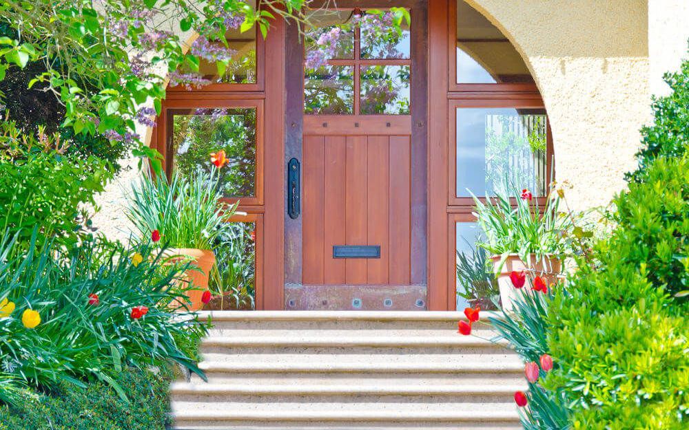Tô điểm “giao diện” cửa nhà thêm xanh bằng cây cảnh và hoa tươi khiến ai đi qua cũng phải ngoái nhìn