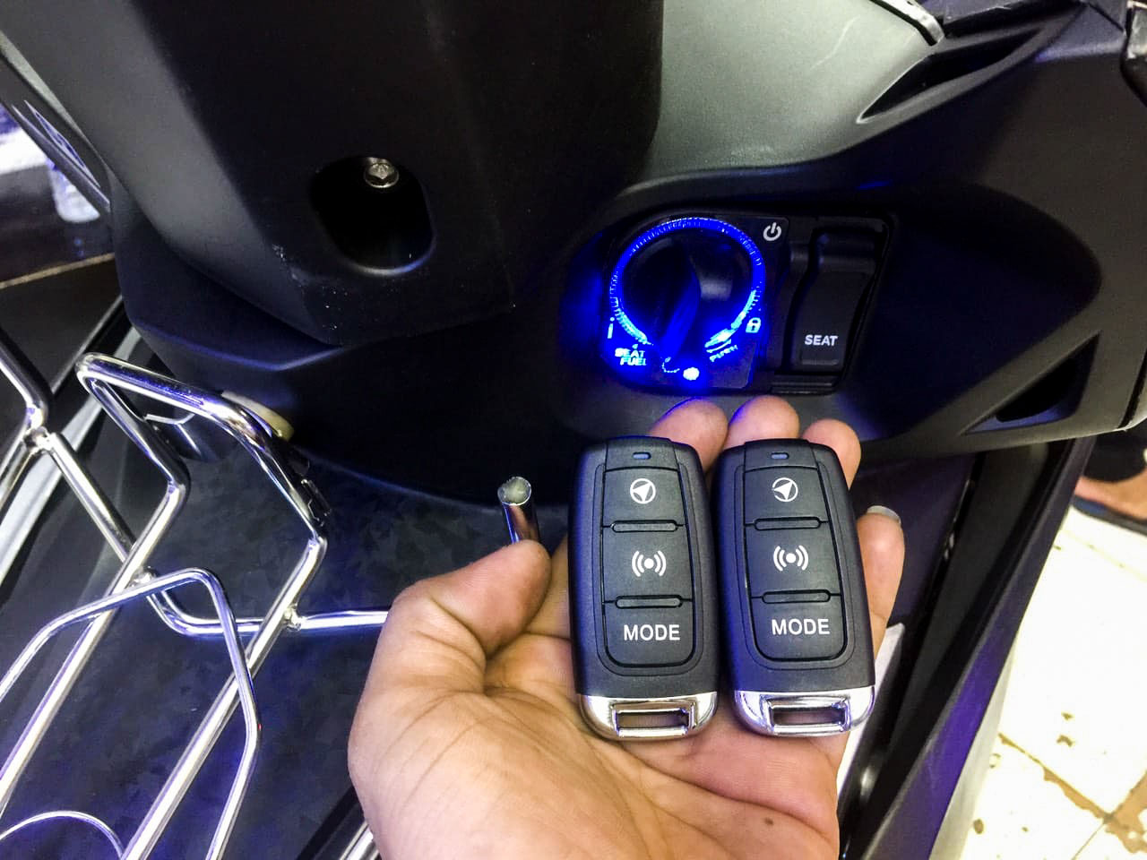 Cách mở xe máy cực dễ khi bị mất chìa khóa Smartkey, có 1 lưu ý cần cẩn trọng nếu không bạn có thể phải trả một số tiền rất lớn - Ảnh 2.
