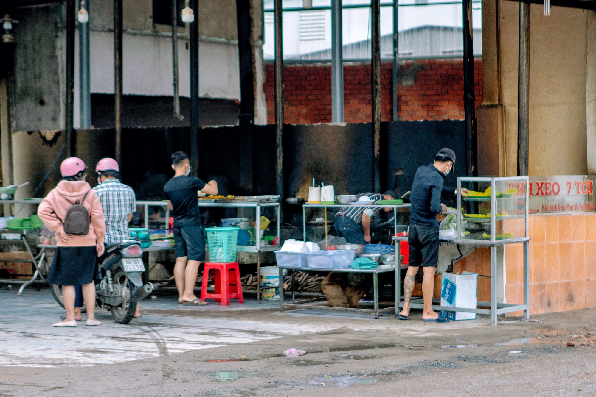 Tiệm bánh xèo lớn nhất miền Tây mỗi ngày đổ hơn 3.000 cái, tiêu tốn gần 2 tấn rau, nổi đình đám nhờ ĐỘC NHẤT MỘT LOẠI NHÂN - Ảnh 2.