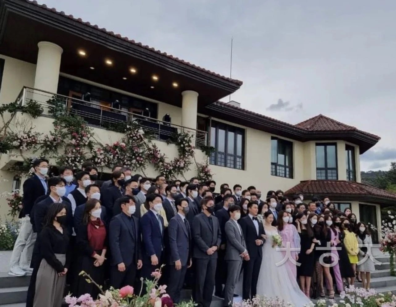 Nhìn lại đám cưới Hyun Bin - Son Ye Jin sau tròn 1 tháng: Trở thành cặp vợ chồng thế kỷ được cả thế giới săn đón, nhưng người trong cuộc liệu có thoải mái? - Ảnh 5.