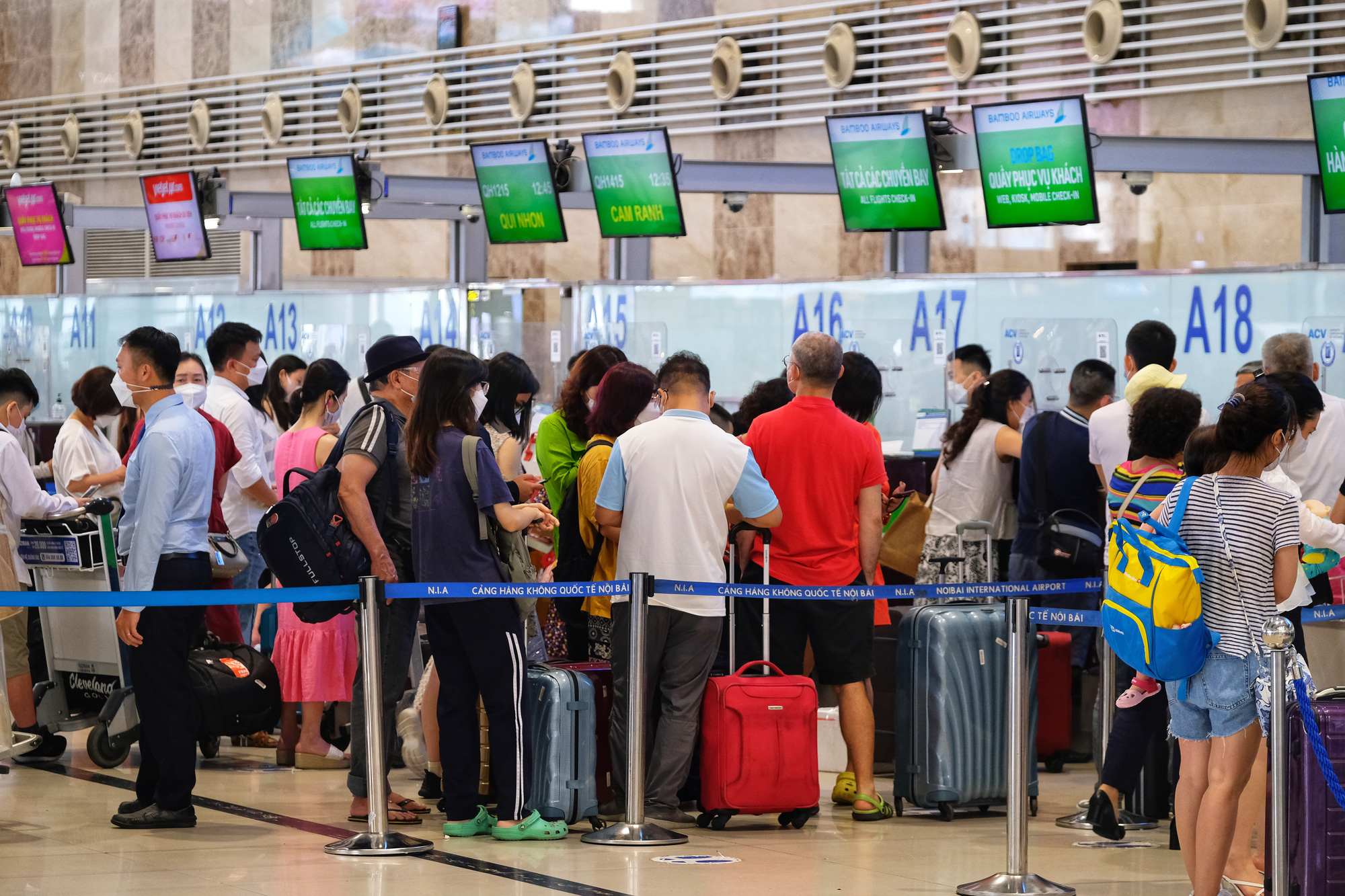Sân bay Nội Bài đông đúc trước ngày nghỉ lễ, người người nhà nhà đi lu lịch sau tròn 1 năm làn sóng dịch lần thứ 4 - Ảnh 5.