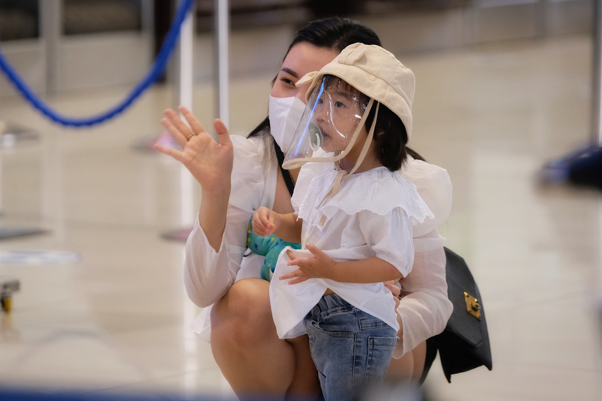 Sân bay Nội Bài đông đúc trước ngày nghỉ lễ, người người nhà nhà đi lu lịch sau tròn 1 năm làn sóng dịch lần thứ 4 - Ảnh 7.